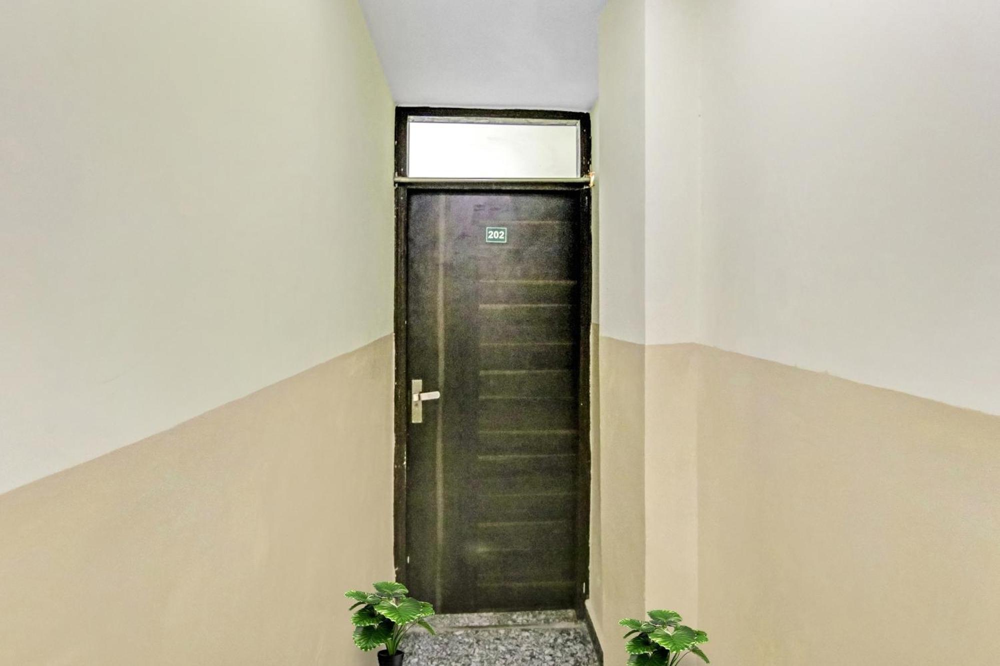 Super Hotel O Royal Green New Delhi Exterior photo